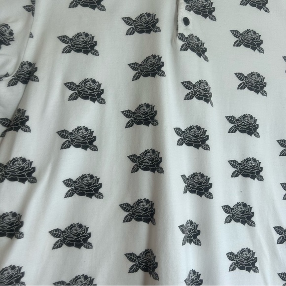 Forever 21 Men’s Polo Shirt XL White Black Rose Print Short Sleeve Collared - Picture 2 of 7